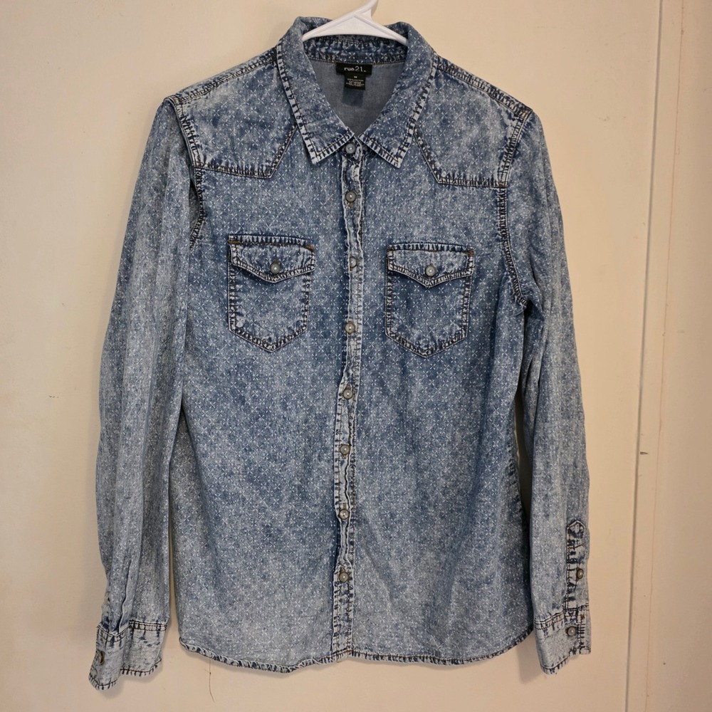 Womens Chambray Shirt Size Medium Blue Acid Wash Star Print Western Yoke